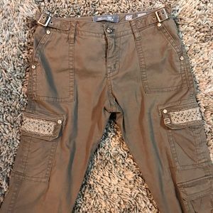 Miss me cargo capris 🍒